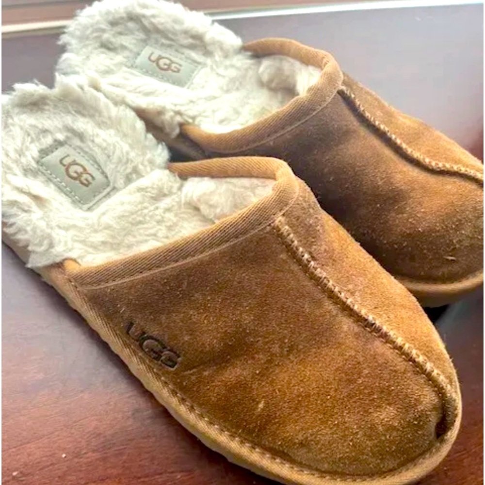 Kids Ugg slippers size 3 , used but good condition